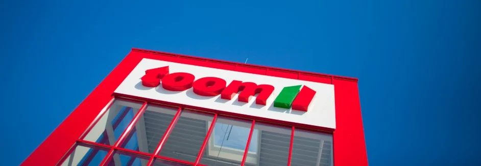 rotes Gebäude mit Firmenlogo